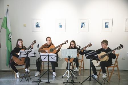 Kitaristi kitarskega kvarteta Glasbene šole Ravne